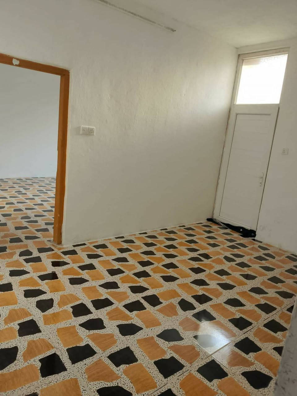 عقار للبيع 
المكان قضاء الحي الراشديه فرع الصيدليه
المساحه ١٣١
النزال 20
الواجهيا 6
مكون من طابق اول استقبال وغرفه ومطبخ وحمام داخلي وخارجي وهول ومطبخ
وطابق ثاني مكون من سويت كامل وغرفه ثانيه وهول

ملاحضه البيت بناء عكاده 
للاستفسار ***********
