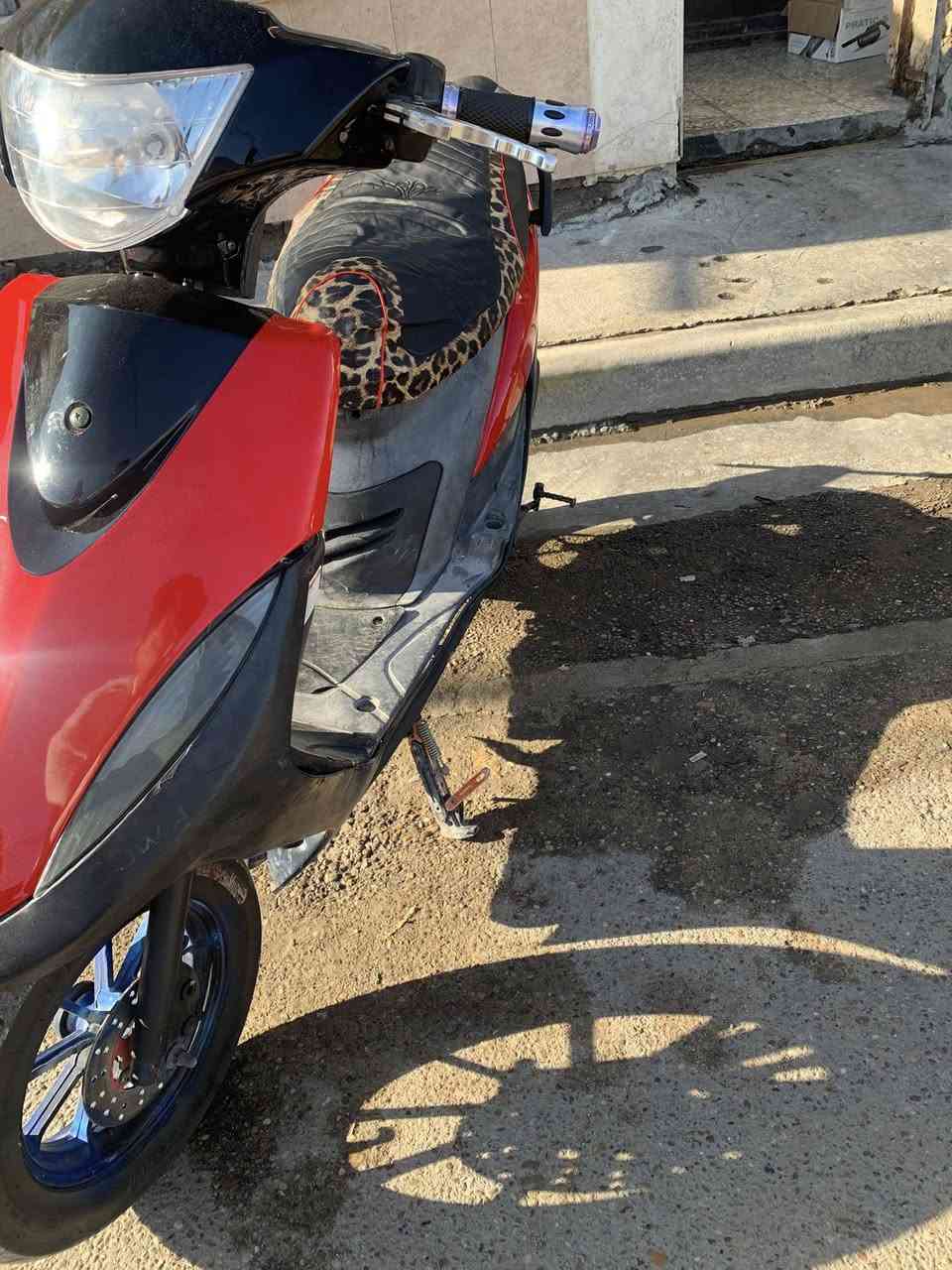 السلام عليكم دراجة ماكس عدله 120 مكينه مكفوله شلعه معدل كفرات جديده دراجة خير من الله و بيهه تزويدات حلوه و بسيطه 
السعر 550
مكاني حي الجهاد 
رقمي.      ***********
