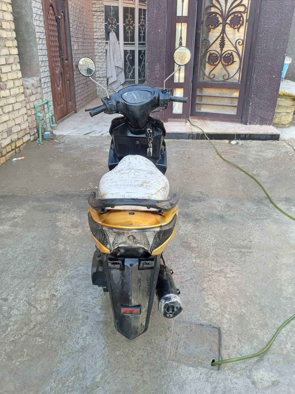 السلام عليكم دراجة للبيع جاهزه  ابريك امامي خلفي كهربايات شغاله نكره سلف بيها بصمه وبيها دخان حوالي  خمس دقايق ويروح السعر 150وبيها مجال للاتصال ***********
