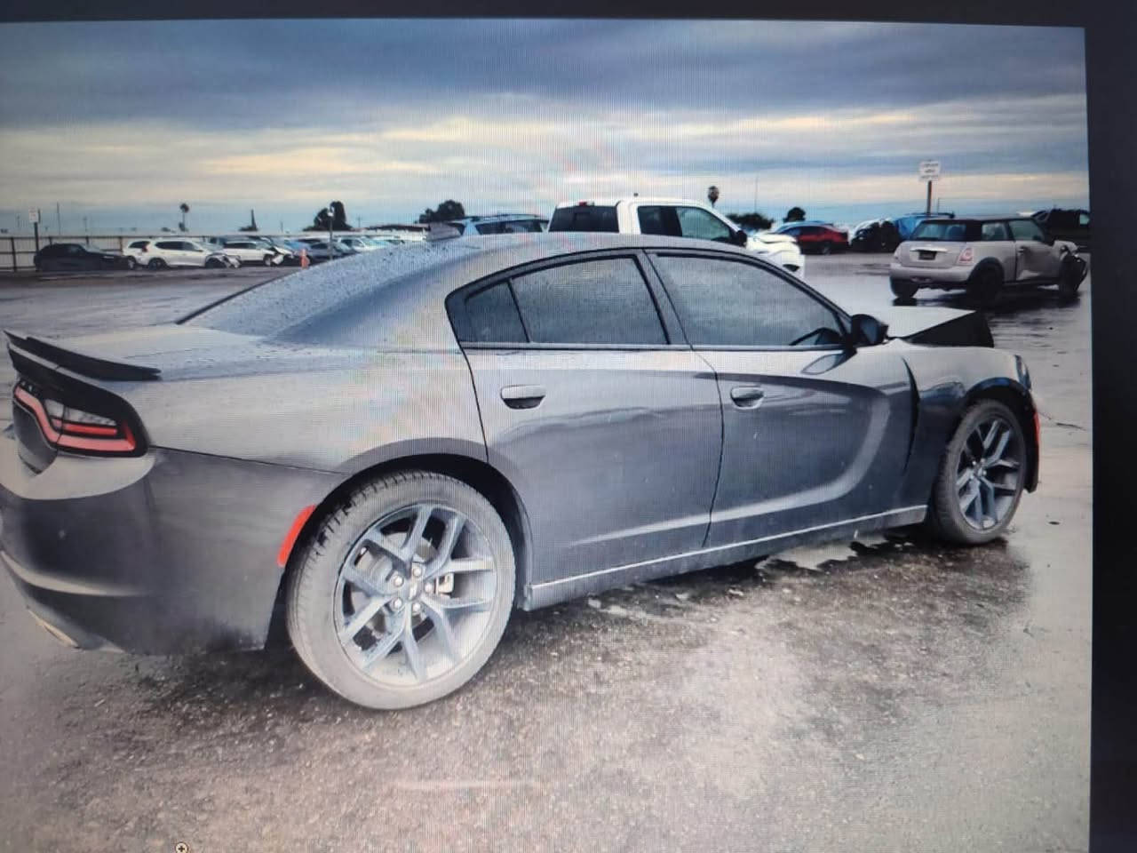 السلام عليكم 
جارجر 2023 sxt
 ماشيه60
السياره نظيفه وجديده ماناقصهه اي شي
حادث بس بنيد وشباك بدون دواخل
صورهه بل منشور 
سعره240بيهه مجال 
رقم هاتف ***********
