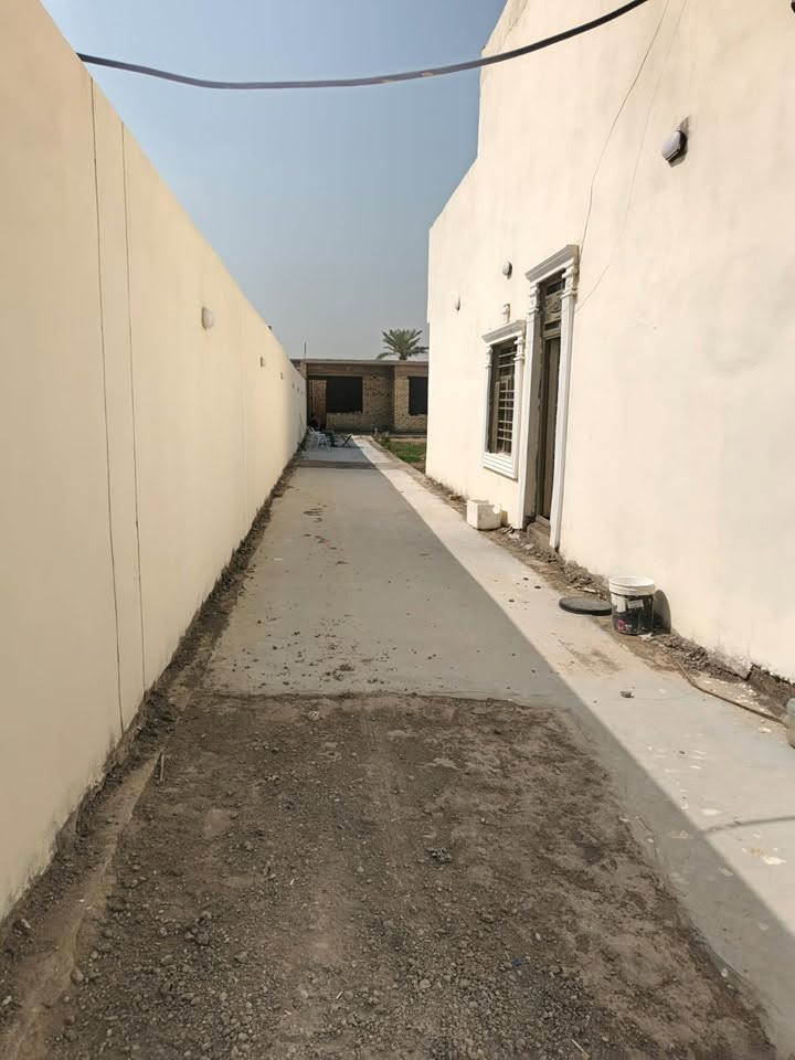 دار ل بيع مساحه 700 متر
يحتوي عل بيتين 
بيت مساحه 120 متر كامل فول تريده ويه ل ثاث او بدون اثاث 
ول بيت ثاني مساحه 200 متر هيكل عضم
ارضيه رفت بناء درجه اوله حته السياج رفت 
ماء كهرباء 24 ساعه 
 تيل مال كهرباء بل باب
البيوت لبصفك كله نص دونم او 500 متر 
سند 25 طابو تحويل 
الموقع بغداد الكرغوليه السايد الواحد
ملاحضه التصوير هاذه قدم البيت كامل
حته الحديقه مزروعه ثيل تخبل 
وبيه قفاصه ثنين مال حيونات 
هديه ويه بيت 
رقم التلفون ***********
