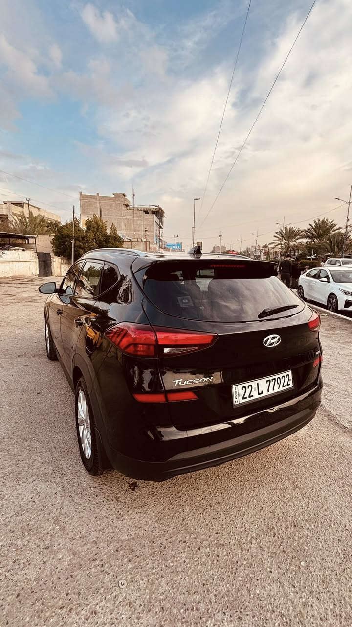 السلام عليكم .ورحمة الله وبركاته
توكسان لون اسود للبيع موديل2021 امريكي/ رقم اربيل بأسمي.
حادث بنيد نفسة وايرباك ستيرن راجع سستم. دعامية وشباك نفسهن بس لايت مبدل. 
ماشية 55 الف - محرك 2000
مواصفاتها Htrak - مود قيادة / رارد امامي وخلفي ومرايا / توقف ذاتي / قيادة ذاتية /  دفع رباعي / بصمة تشغيل وابواب وترحيب/ شاشة car play / تدفئة مقاعد / لايت وبگ لايت ليد / كاميرة دوراة / سايد بريك كهرباء وبقية مواصفات الـHtrak..
سيارة جاهزة وتخم تاير جديد ميشلان / هزة جديدة ومابيها نقص
دعامية خلفية نطخت هنا بالعراق وتصلحت فايبر كلاس
السعر (195) ورقة ..للاستفسار الاتصال 
***********  
اي استفسار اني بالخدمة.. وشكراً
