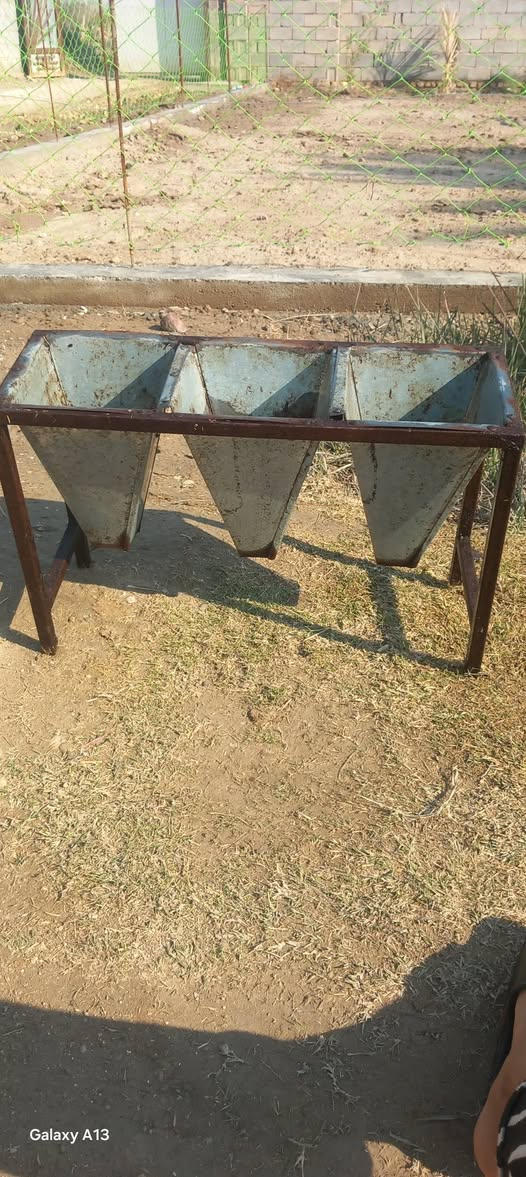 السلام عليكم مذبح  دجاج ثلاثي مستعمل ونضيف ويوجد أيضا ميزان ⚖️ ابو الساعة العدد ٢ الشراي يتصل غير متواجد عل فيس ***********
