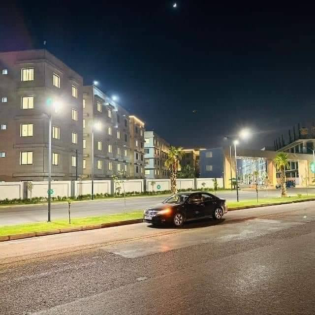 شقة للبيع في مجمع الزهراء السكني – مؤجرة حالياً مبلغ الإيجار 700 الف
⸻ 
فرصتك تملك شقة بموقع استثنائي في مجمع الزهراء السكني على طريق معسكر الرشيد – وقبالة مشروع غابة بغداد المستدامة الجديد! 

📍 الموقع: مجمع الزهراء – طريق معسكر الرشيد
🏢 الطابق: الثالث – طرفية-- بناية رقم A5
📐 المساحة: 160 م²
📌 الحالة: مؤجرة
💵 السعر: مقدمة 140 مليون + قرض عقاري (مدة القرض 20 سنة، واصل 23 قسط، القسط الشهري 548 ألف دينار) 

تتكون من:
• 3 غرف نوم
• صالة واسعة
• مطبخ
• 2 حمام
• منظومة تبريد وغاز متكاملة
• طابو الكرادة – 

مميزات الموقع:
✅ موقع خدمي راقٍ جداً
✅ بيئة مثالية للعوائل
✅ شقة مشمولة بالقرض العقاري 

📲 واتساب أو اتصال مباشر:
📞 ***********
