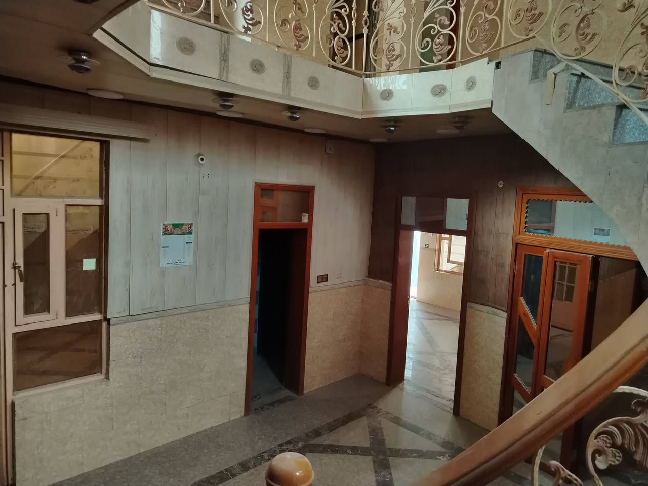 سلام عليكم
دار للأيجار مساحة 200 متر مربع
واجهية 10 متر نزال 20 متر
واجيهة مرمر
البيت بي مدخلين
مدخل على المطبخ والمدخل الثاني على الاستقبال
يتكون من مطبخ حار +بارد
يحتوي على استقبال وصالة
منورين داخل البيت + حمامات عدد 3
الطابق الأول يحتوي على غرف نوم عدد 2
الطابق الثاني يحتوي على غرف نوم عدد 3
العنوان النجف الاشرف حي الغدير شارع الحزام الاخضر مقابل مدينة العاب السلام مقابل زيونة كروب للمكملات الغذائية
يصلح شركة او مختبرات او عيادات
للأستفسار الاتصال على الرقم ***********
