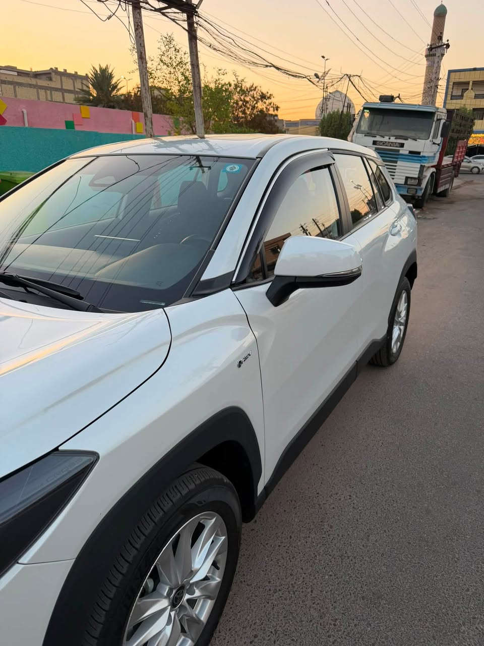 كورلا كروس موديل 2025 علامة سودة محرك هايبرد 2000cc مرقم بغداد بأسمي / مكفولة من الصبغ والبارد …ماشيه 12 km وقابلة للزيادة .
موصفاتها : 
-فتحة سقف سلايد روف مع حمالات بيانوبلاك-(اسود)-شاشة ديجيتال/لمس + تدعم apple car playوAndroid +بلوثوت مع نظام GPS-قطعتين تبريد-تبريد شاشة -كاميرا خلفية دوارة -رادارات 360 درجة-تحديد مسار-مثبت سرعة -نظام تزحلق -تحكمات ستيرن +مودات + أوامر صوتية - نظام مانع تصادم -سايد بريك بصمة -كشافات 
-لدات نهارية -مثلث مروري وبدلة وعدة صيانة وأسبير
بغداد  / حي العدل رقمي ***********
السعر ٢٧ و400 الف وبيها مجال بسيط .
