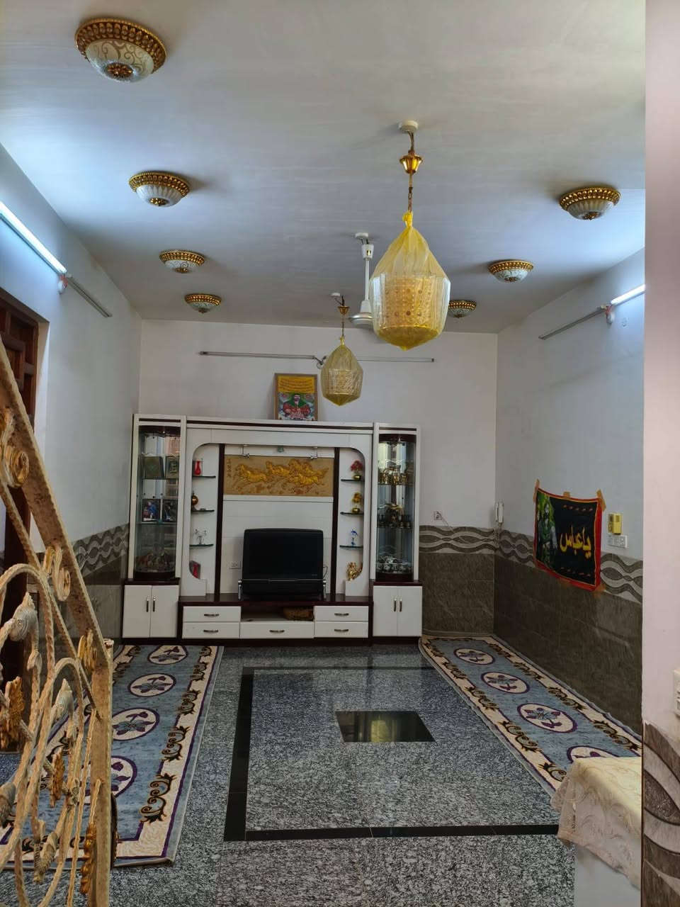 بيت للبيع م200
الديوانية حي الصدر الثاني خلف جامع الامام الحسين شارع الخباطات 
(الشارع صب)
البيت طابو صرف كونكريت مسلح ..غرفتين و صالة و استقبال و مطبخ و صحيات
للاستفسار على هذة الرقم :***********
