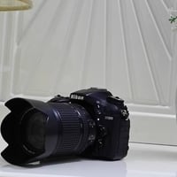 كاميرة نيكون D7200 نضيفه جدا  ملحقتها  شاحنه +كيبل نقل صور  حقيبه عسكر...