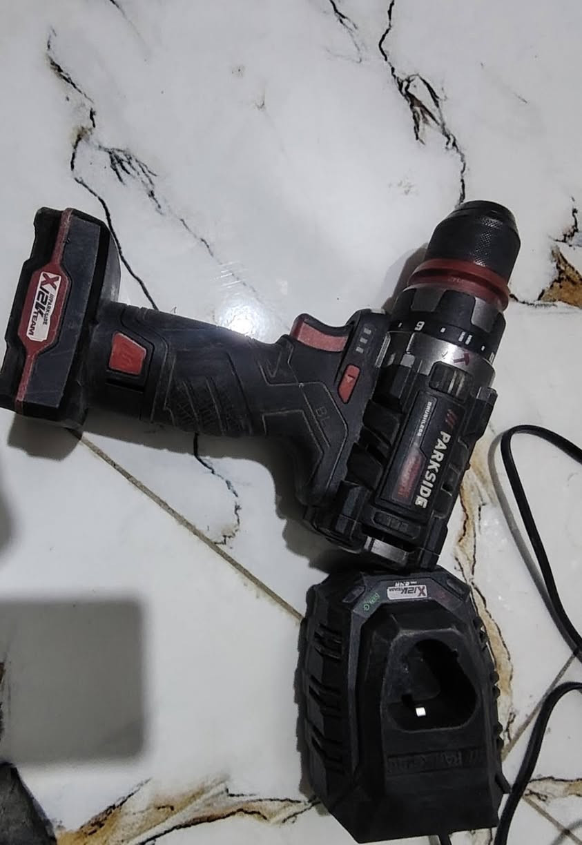 دريل للبيع اصلي يعني اصلي مريح بل عمل فتح وشد وهمر وامباكة يشتغل نضيف 90/100 اخو جديد 
سعر 75
***********
