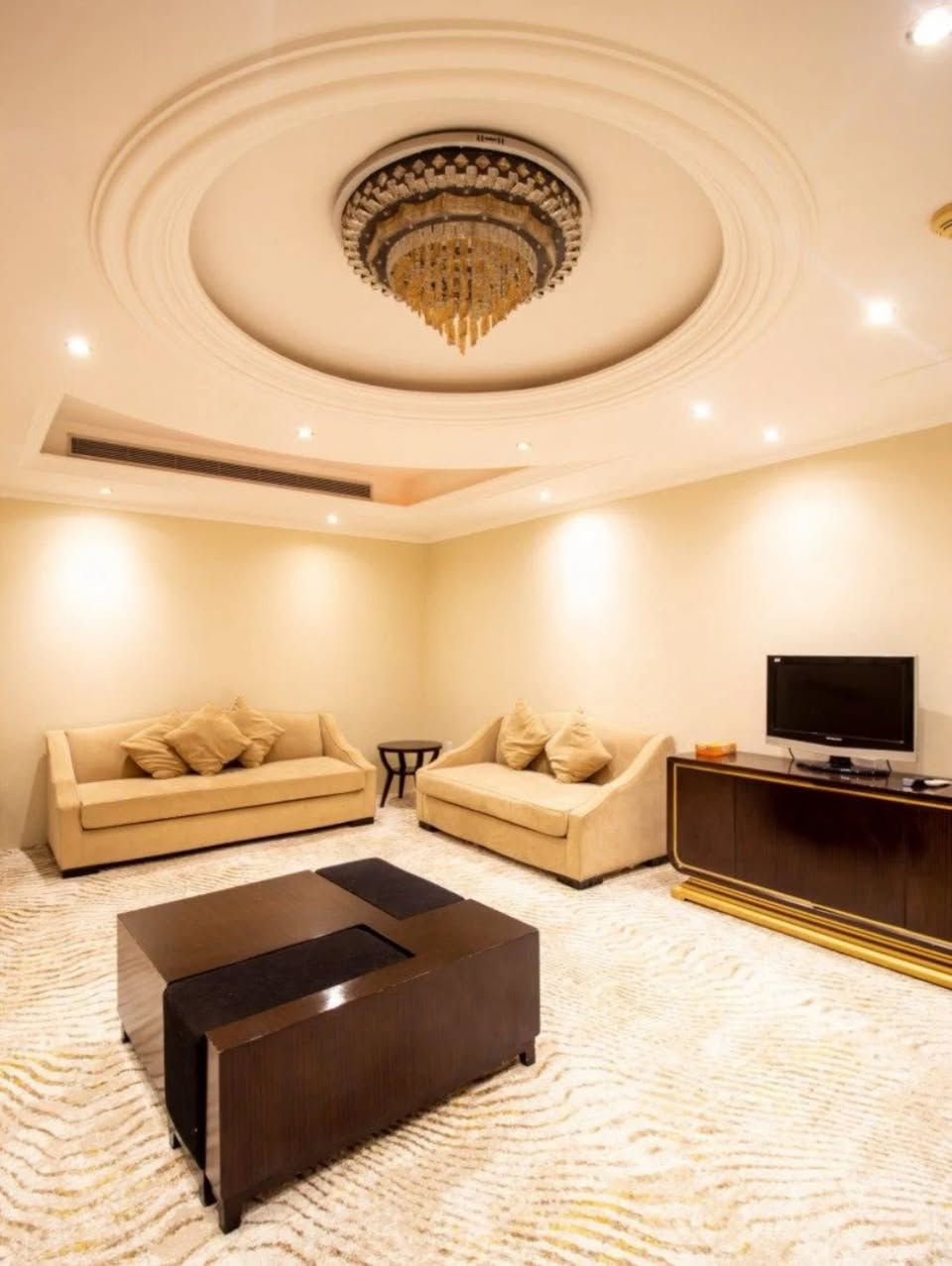 ‼️🚨🌙 عـرض خـاص جداً.. عُمرة النصف الأواخر وعيد الفطر مع شركة طيبة الأنوار 🌙🚨‼️

اغتنم الفرصة ولا تدع أجر العشر الأواخر وفرحة العيد في رحاب مكة والمدينة تفوتك. مقاعدنا قاربت على الانتهاء!

🚨‼️⏳ المقاعد المتبقية 16 فقط! ⏳🚨‼️

بادر بالحجز الآن لضمان مكانك في هذه الرحلة المباركة:
• السعر بعد الخصم: 675 دولار فقط! 💸🚨
• الإقامة في مكة: فندق اريس الششة (خدمات فندقية متميزة).
• الإقامة في المدينة: سكن مركزي قريب من الحرم النبوي.
✨ مميزات الرحلة والخدمات:
• 🚌 النقل: باصات حديثة ومريحة طوال الرحلة.
• 🛣️ الراحة في الطريق: استراحة في شاليهات مجهزة مع تقديم الضيافة الكاملة.
• 🕋 التنقل الداخلي: نقل مجاني (Bus) من الفندق إلى الحرم المكي وبالعكس على مدار الساعة.
• 📜 التصاريح: نضمن لكم إصدار تصاريح دخول الروضة الشريفة.
• 🎁 هدايا المعتمرين: هدايا خاصة لكل معتمر + مياه زمزم المباركة.
📍 للحجز والاستفسار:
العنوان: الأنبار - الرمادي - منطقة البوفراج قرب البوابة
سارعوا بالحجز، فالأماكن محدودة جداً والأولوية لمن يسجل أولاً!

***********
***********

‼️الانطلاق من مدينة الرمادي ‼️
