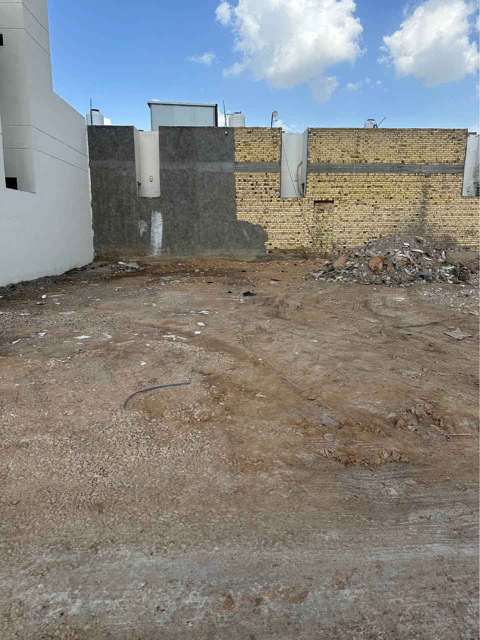 فرصة ذهبية للسكن أو الاستثمار بجوار الجامعة! 💎
قطعة أرض مميزة جداً معروضة للبيع، تتمتع بموقع استثنائي يجمع بين الهدوء والقرب من الخدمات الحيوية.
• 📍 الموقع: مقابل باب الجامعة الخلفي مباشرة (ثالث عرصة عن الشارع العام).
• 📐 المساحة: 185 متر مربع.
• 📐 الأبعاد: الواجهة 11.5 م × النزال 16 م (تقسيم هندسي ممتاز).
• ⚖️ السند: سند 25 - معاملة بلدية جاهزة (تحويل فوري).
هذه الأرض هي الخيار الأمثل لمن يبحث عن موقع حيوي وقريب من صرح جامعي.
📞 للاستفسار والتواصل:
(*********** )
(*********** )
📍 أو زورونا في: مكتب الحولي لتجارة العقار. ديوانية, القادسية
