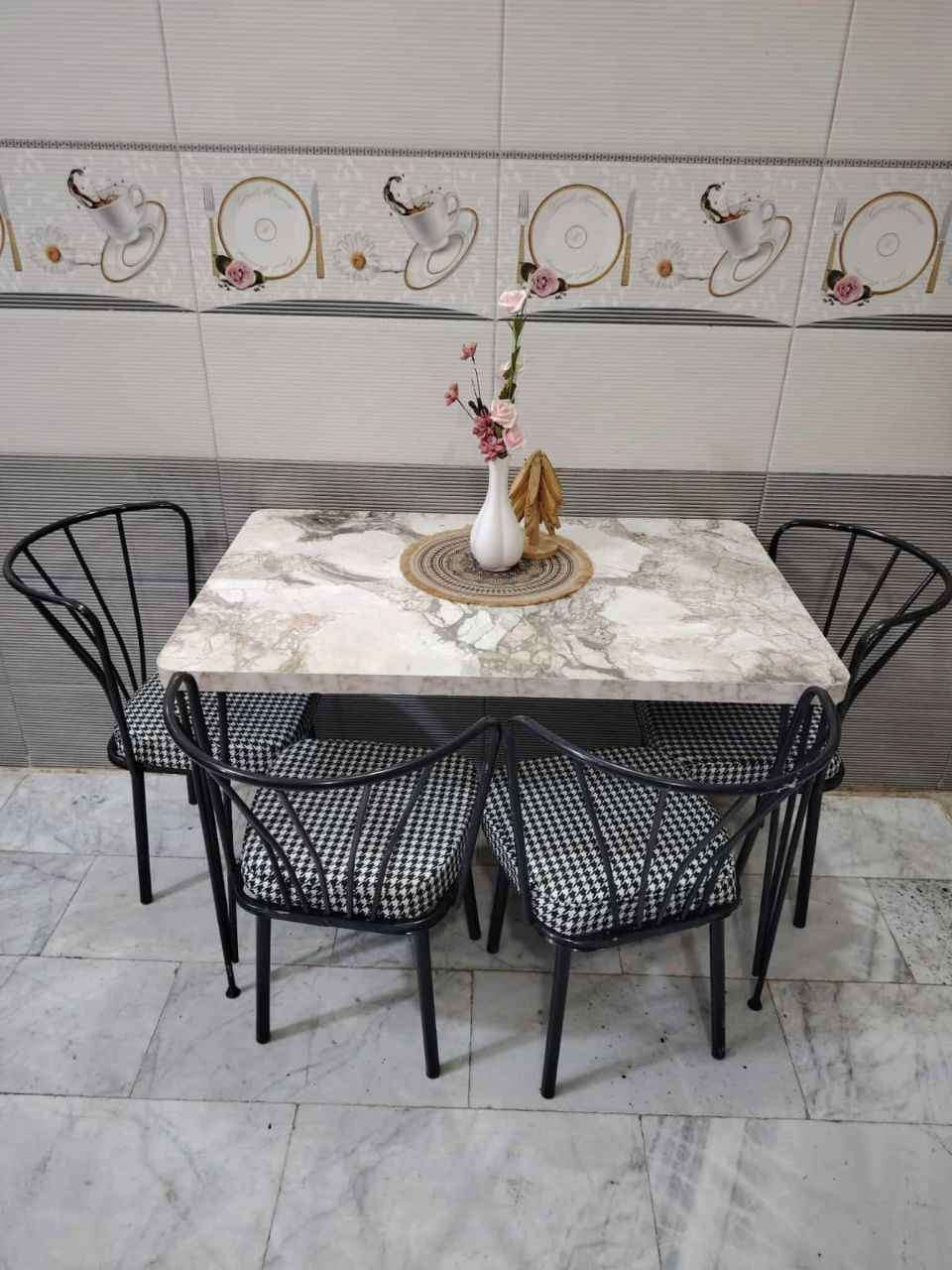 ميز طعام ٤كراسي  طول ١١٠ العرض ٨٠  
#السعر 125 مع التوصيل بلاد رز, ديالى


**إذا كنت صاحب هذا الإعلان وتريد حذفه لأي سبب، رجاءا أرسل رسالة إلى الدعم الفني**