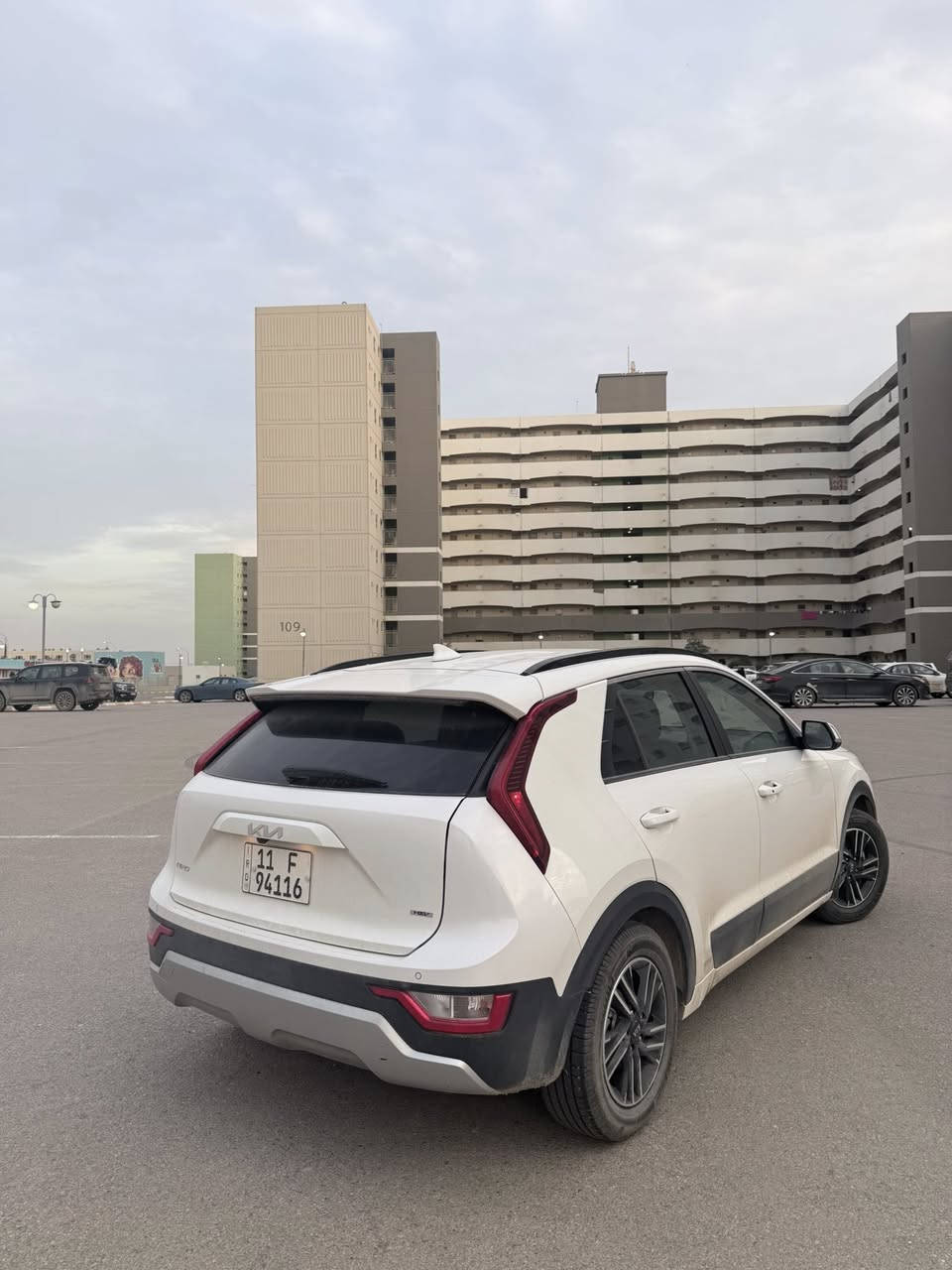 السلام عليكم اخوان
نيرو موديل 2023 

ماشيه 17 الف ميل مشي امريكا 

السياره جديده جداً 

الحادث تبديل جاملغ الأمامي جهه اليسار نفس اللون والباب ايضاً 

المواصفات معروفه للنيرو كشنات تدفئه شاشه دجتل كشنات كهرباء منفذ UBS و AUX وبعد هواي مواصفات 

السياره للمراوس بالنترا ان 

للاتصال *********** أو راسلني خاص وتدلل
