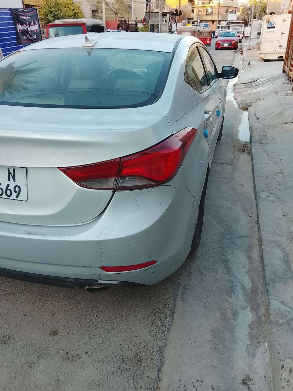 السلام عليكم
النترا 2016 امريكي 
رقم بغداد انكليزي باسمي 
مكينه 2000gdi 
ماشيه 170
حادثها بصور وسونار هم موجود 
ابيعلك صبغ حزام بدون دواخل
سياره فول عده الفتحه 
مكاني بغداد حي الجهاد 
السعر 98 وبيها مجال 
***********
