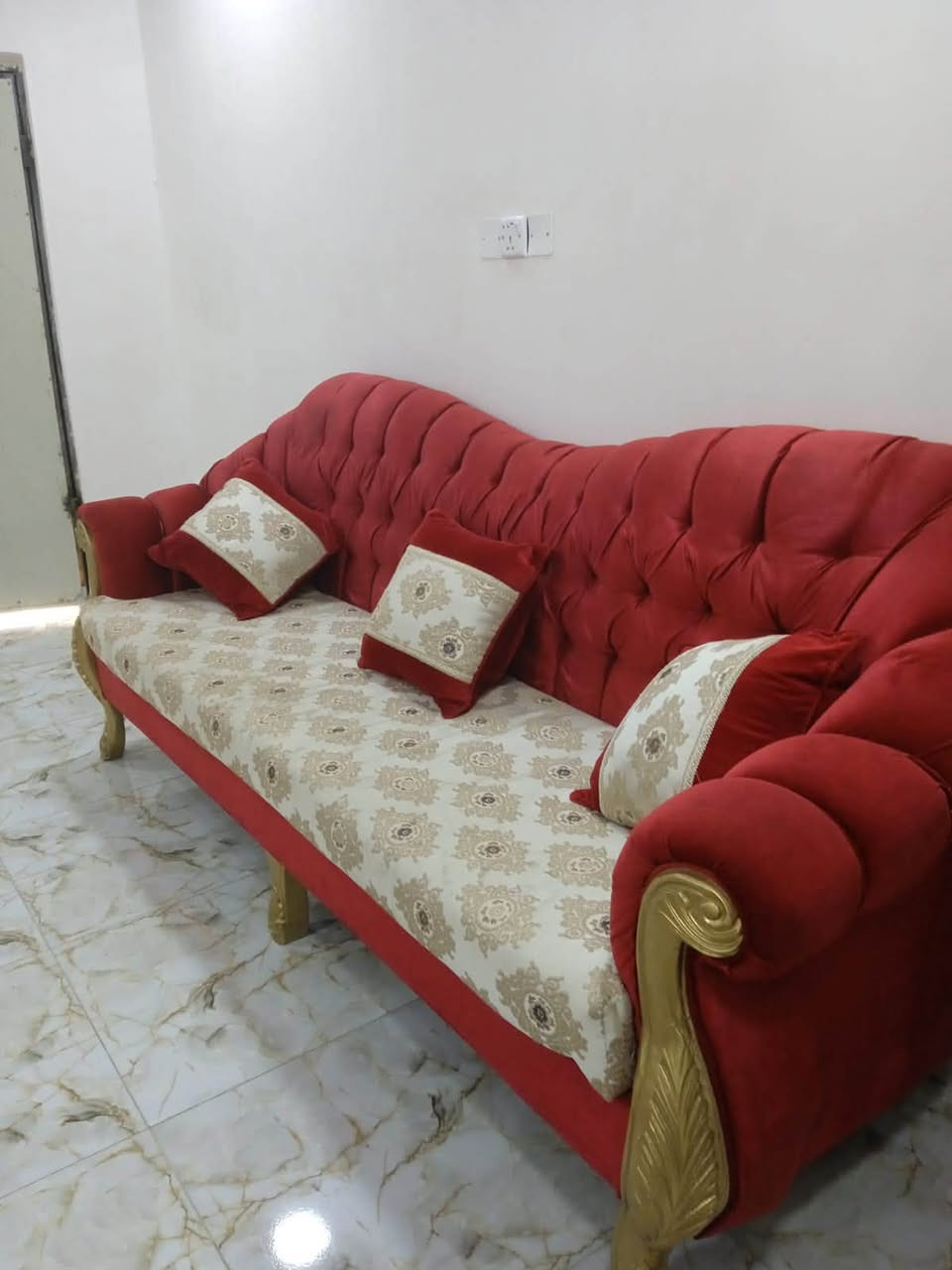 قنفات عدد ٥ قطع ٧متر  التنومه-شارع ١٧ قرب حسينية احمد الذاري ب ٢٥٠ و بيهن مجال
ت: ***********
