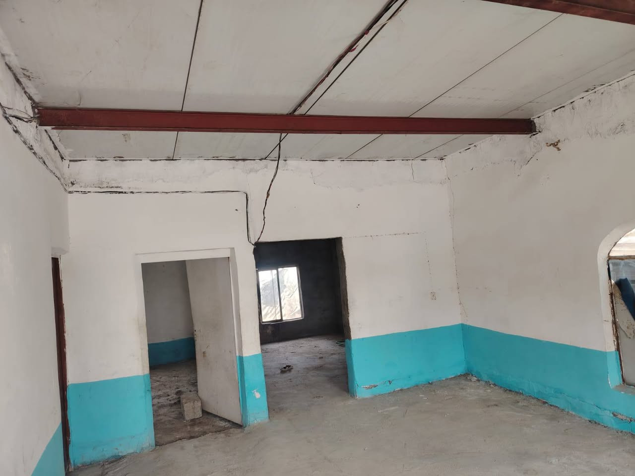 السلام عليكم من رخصت الادمن بيت للبيع عنوانه المحاويل ضبيعه قريب علا صفحه حصن جعفر البيت متكون من غرفتين نوم وصاله ومطبغ مساحته 250 متر البيت زراعي 
ومكفول من اي جها او تجاوزات ومثل ما شوفون كدامكم بل صور  سعر البيت 15وبي مجال  للتواصل /***********
