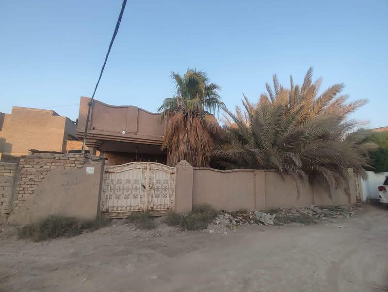 السلام عليكم  بيت مساحة 320 متر للبيع في الحلة حي العسكري الظُباط يحتوي على غرفتين نوم و صالة و مطبخ و استقبال وبيتونه وصحيات موقع تجاري ممتاز و قريب على المدارس و الجامعات و هنالك مجاري قيد الإنشاء في المنطقة للعلم سعر المتر في المنطقة من مليون و نص الى مليون و لكن اني ابيع اقل من ذلك لأن مستعجل للإستفسار مُراسلة الصفحة او الإتصال على الرقم ‭٠٧٨٠ ١٢٦ ٦٨٤٦
