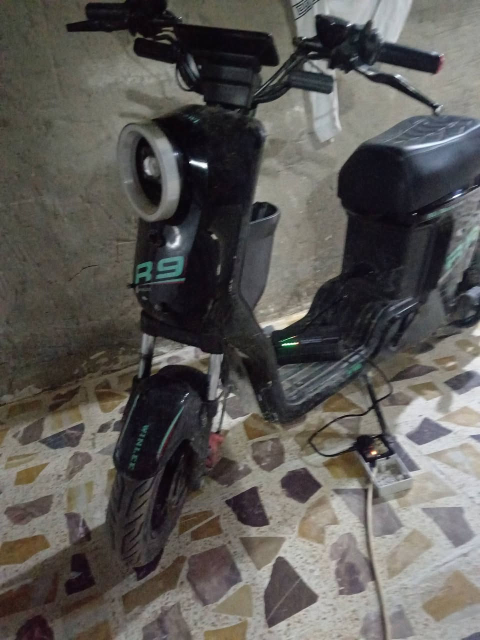 السلام عليكم
عند دراجه شحن R9
بس بطاريات هابطات هو يشتغل بس البطاريات 
السعر 250وبي مجال 
العنوان ديالئ شهربان مقداديه حي العسكري 
موجود خاص 
للاستفسار ***********
