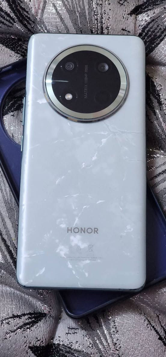 للبيع
HONOR X9c
 (جديد ونظيف استعمال فتره قليله كارتونه وملحقاته شاحنه فقط) 

الذاكرة: 12GB RAM + 256GB ROM

المعالج : 1 Snapdragon 6 Gen

البطارية: 6600mAh سيليكون كاربون

الشاشة: AMOLED بحجم 6.78 إنج، دقة 1224×2700

النظام 10 Android 16 + MagicOS

يدعم GPU Turbo للألعاب والأداء

يدعم شحن سريع

يدعم بوبجي 60 فريم سلس

تصوير فول

الجهاز نظيف جدًا، خالي من المشاكل، وكل شيء يعمل بكفاءة.
فقط بلشاشه شخط ما يأثر ع شاشه 
السعر : 300قفل 

للتواصل واتساب او الاتصال 
 *********** 
او مراسله خاص
