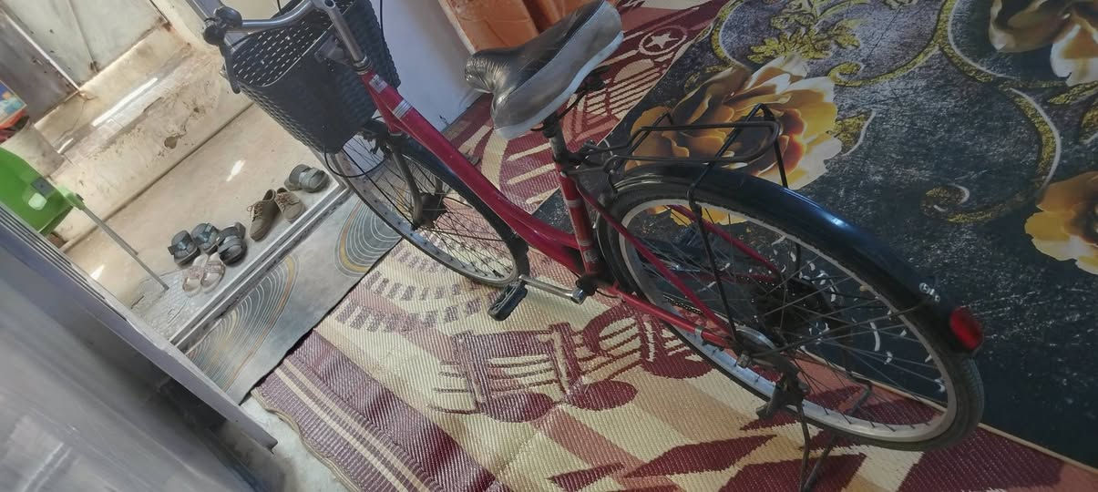 بايسكل للبيع حجم 26 ابو الكير نضيف كولش تايرات جدد جوابه جدد السعر 55 وبي مجال بسيط مكاني بغداد ساكن ب الصليخ  وهذا رقمي ***********@@
