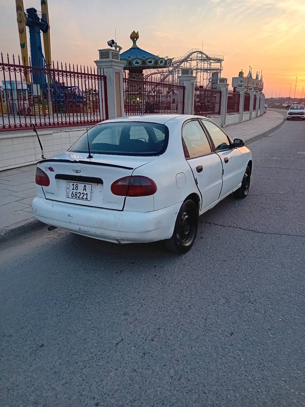 السلام عليكم للبيع دايو لانوس موديل 2000 
وارد خليجي 
رقم بابل انكليزي 
محرك 1500 مفتوح 
كير عادي 
السيارة مصبوغة عام بدون حادث 
ومحرك بي دخان من القبق فقط لان صار هواية ممبدل دهن 
عارضها ب28 ورقة وبيها مجال 
مكاني بغداد حي الجامعة 
للاتصال ***********