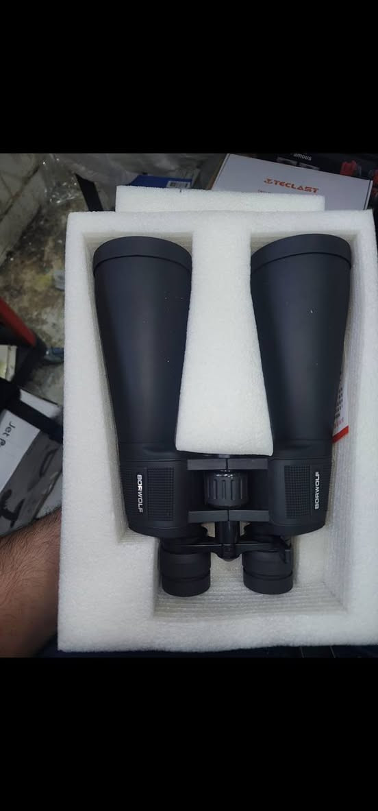 ‫5 مواقع إلكترونية
منظار زووم احترافي من ماركة Borwolf، بمواصفات 20-60X70. 

إليك التفاصيل والمواصفات الرئيسية لهذا المنتج:

المواصفات التقنية

قوة التكبير: يتميز بقدرة تكبير متغيرة تتراوح من 20 مرة إلى 60 مرة، مما يتيح رؤية الأجسام البعيدة جداً بوضوح عالٍ.

قطر العدسة الشيئية: 70 ملم، وهي عدسة كبيرة تسمح بمرور كمية أكبر من الضوء، مما يوفر صوراً مشرقة وواضحة حتى في ظروف الإضاءة المنخفضة.

نوع المنشور: يستخدم منشور من نوع BAK-4 مع طلاء بصري متعدد الطبقات (FMC) لزيادة نفاذية الضوء وتقليل الانعكاسات. 

المميزات والاستخدامات

الاستخدامات: مثالي لمراقبة الطيور، الصيد، التخييم، ومشاهدة النجوم والأجرام السماوية مثل القمر.

التصميم: يتميز بهيكل متين وغطاء مطاطي لتوفير قبضة مريحة وحماية من الصدمات والظروف الجوية المختلفة.

دعم التثبيت: يمكن توصيله بحامل ثلاثي القوائم (Tripod) لضمان ثبات الصورة عند استخدام مستويات التكبير العالية.

اعلى سعر ابيع 
***********
