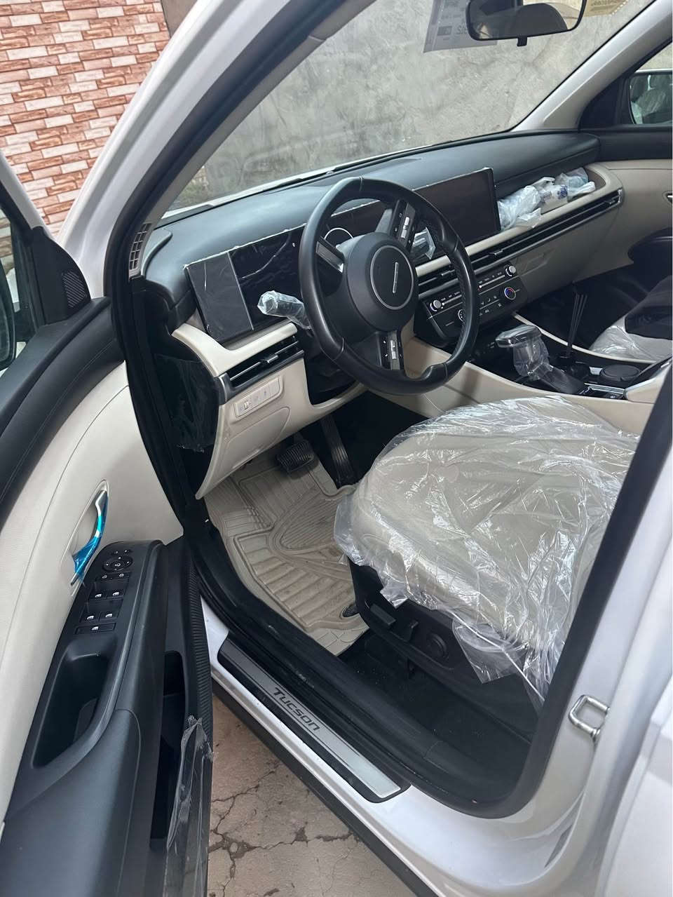 السلام عليكم 
توسان للبيع موديل 2025 خليجي رقم بغداد مكفوله كفاله عامه حته من الزلغ بشرط الفحص 
للمواصفات 
بصمه تشغيل/ بصمه بيبان/ تشغيل عن بعد/ جي بي اس/ هند بريك بصمه/ جنطه كهرباء/ كراسي كهرباء اماميه/ مكينه 4 سلندر/ كامره دواره/ نضام مانع انزلاق/ نضام نزول منحدرات/ كير 7 نمر 
سبير ما نازل / وباقي المواصفات معروفه/ 
مكان السياره بابل/
 رقم الهاتف/***********/ اسيا 
رقم الهاتف/***********/ اثير 
السعر /225/ وبيها مجال حك الجيه حلة, بابل
