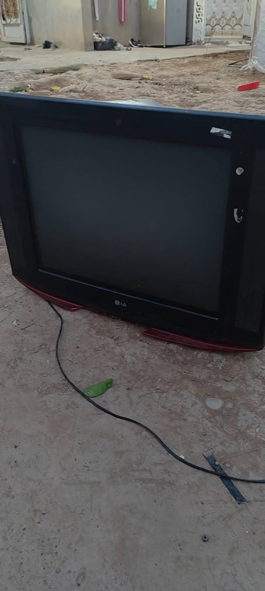 سلام عليكم تلفزيون ماادري شسمو للبيع شغال كلشي مابي السعر40 اتصل***********
