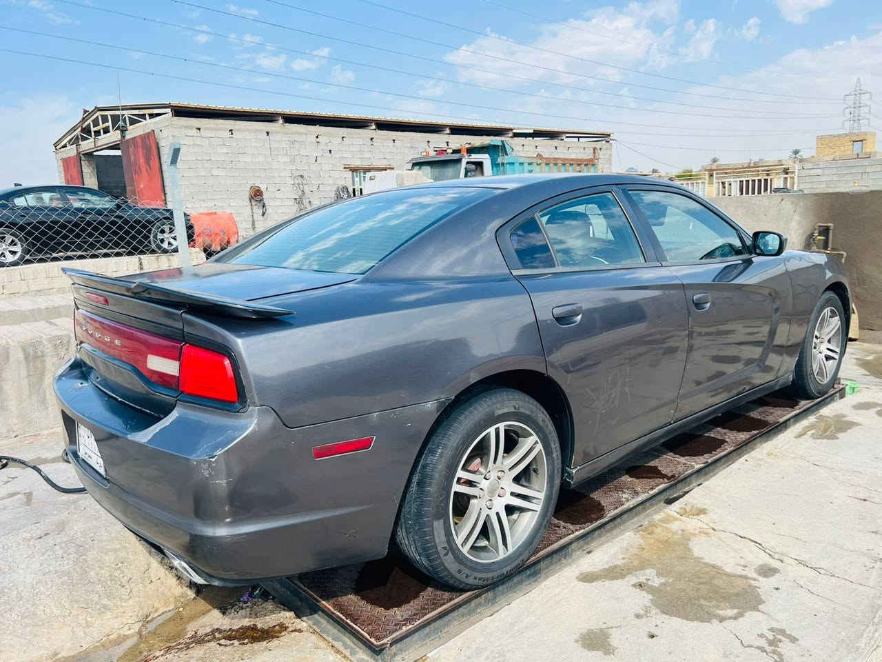 السلام عليكم جارجر 2014 حادثها جاملغ وبنيد وباب خلف السائق مبدل وبيها صبغ حزام رقم ذي قار جاهزه تخم تاير حدايه اكسل كير مكينه جاهزه تحويل ثاني يوم سعرها ب135  وبيها مجال وهذا رقمي ***********
