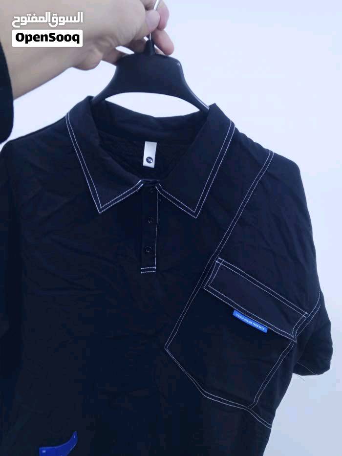 عندي تيشيرتين مميزين للبيع، الأول تيشيرت أسود بجيوب بارزة مع تطريز أبيض خفيف، مناسب للإطلالات الكاجوال أو الرياضية. الثاني بلوزة بلون رمادي مع تصميم مميز على الصدر بلون أخضر، يجمع بين الراحة والأناقة في آن واحد. كلاهما بحالة جديدة وجاهز للتوصيل داخل العراق.