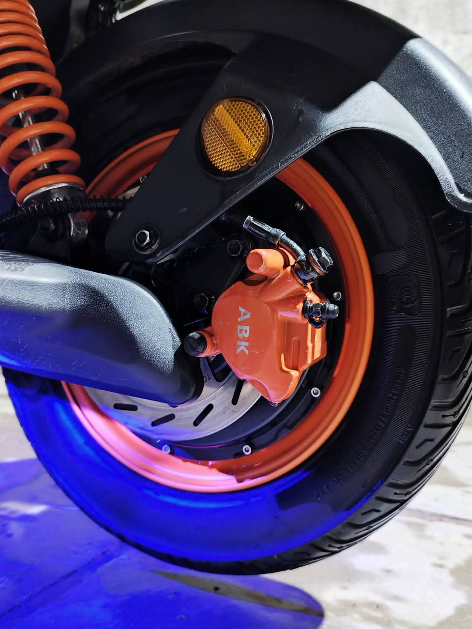 السلام عليكم 🛑
🛵دراجه شحن x900 
موديل 2025
💿تايرات جدد جوبلس
الدراجه ام الصندوك الوسطي الجبير وبيها سله جديده اماميه شايلها 
⚡ملف ١٢٠٠ نحاس 
🦾سرعه ٩٩كم.س
🔋٥ بطاريات كبار 
🪉جهاز انذار لمنع السرقات
دبل سويج وتشغيل كارت nfs وتشغيل بصمه عن بعد وتشغيل بصمه بلدراجه ونشرات داير مدايرها ملاعيب العيد ومنضومه زنون عدسه وبيها نظام بك R🛑 وشاشه اعطال 
الدراجه زلغ مابيها واحله من الصوره السعر ٥٥٠ وبيها مجال للطيبين المكان بغداد زعفرانيه ***********واتس
