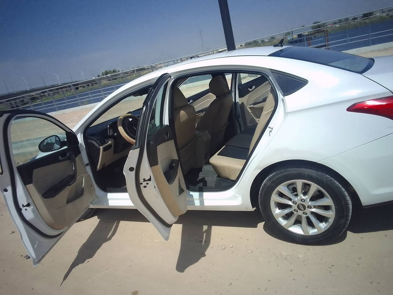 السلام عليكم توجد سياره اريزو 23 حره باسمي رقم انجليزي للبيع مكلف بالنشر ***********
