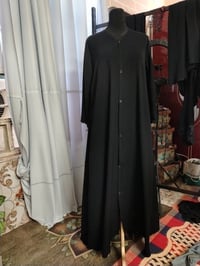 اشتغل بالبيت عبايه بالجمله اي واحد يريد يشتري حسب نوعية القماش 0773663...