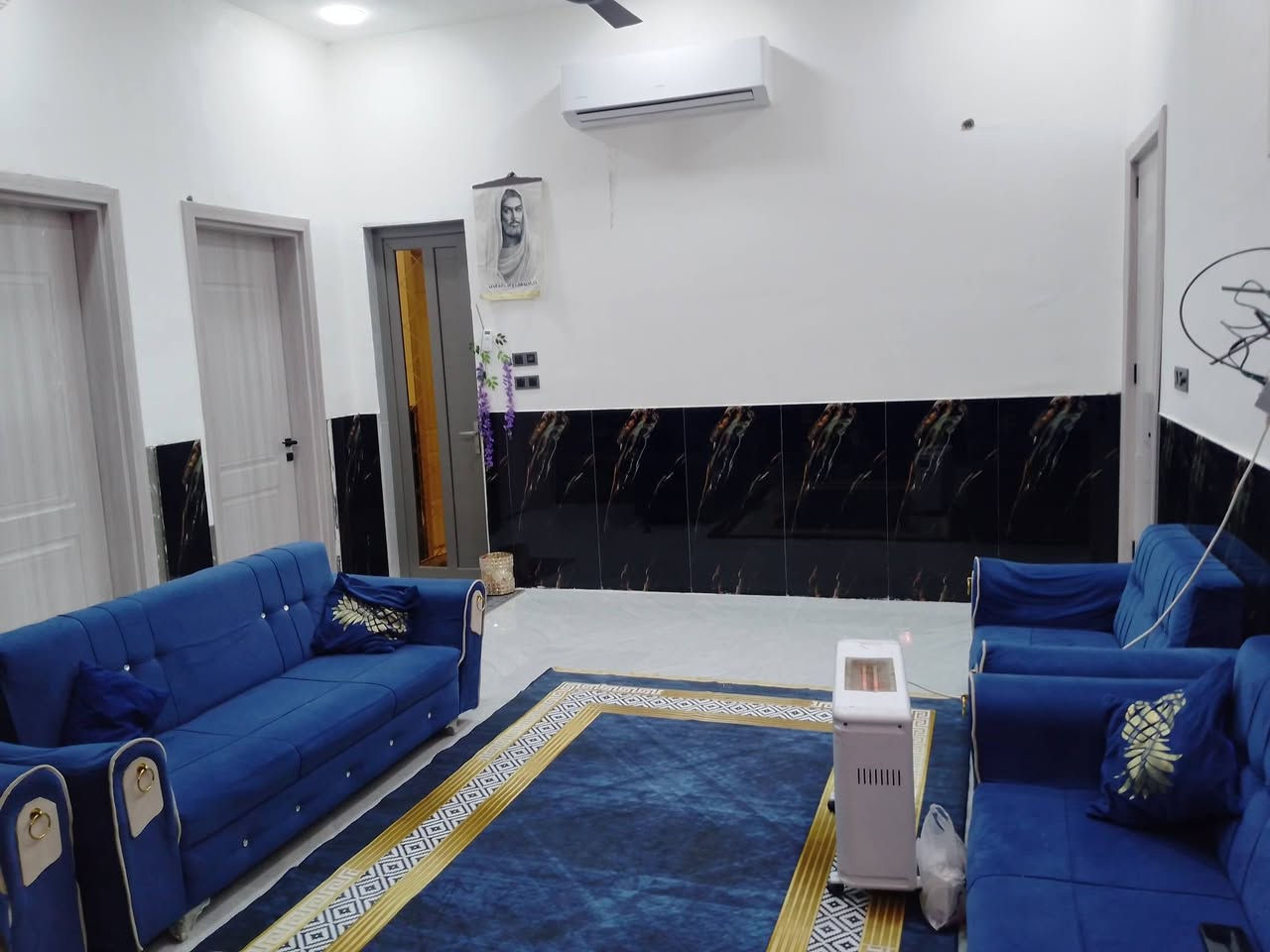 دار للبيع قرب جامعة ذي قار بشارع المهندس مساحته 200متر فرعي للاستفسار ***********
