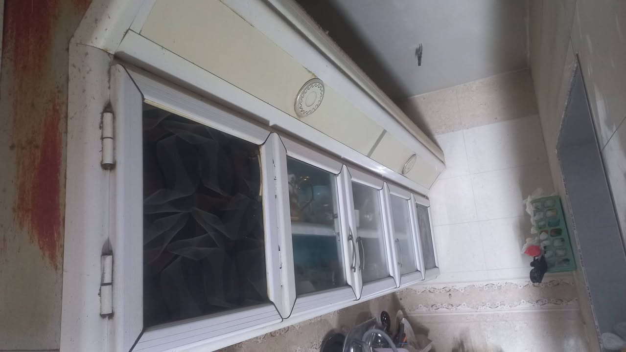 كاونتر مع ملحق 
الحوض مترونص 
الملحق مترين ونص 
الكاونتر نظيف مابي اي ضرر فقط رجل وحدة مكسورة 
السعر ١٥٠ الف 
مكان بغداد الدورة 
***********
السعر ١٥٠ الف
