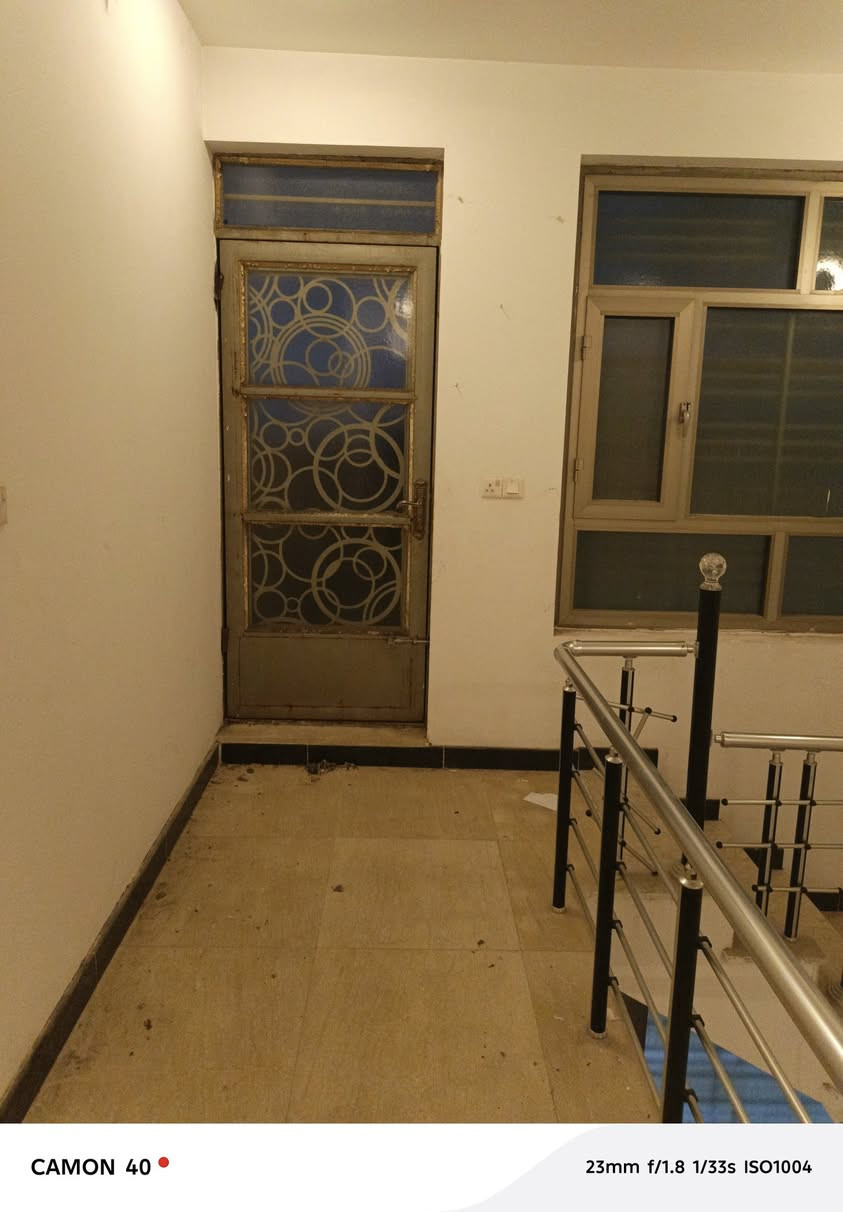 السلام عليكم بيت طابق ثاني لليجار غرفتين وصاله يجار ٦٠٠طالبيه قرب مسبح الصفا ***********
