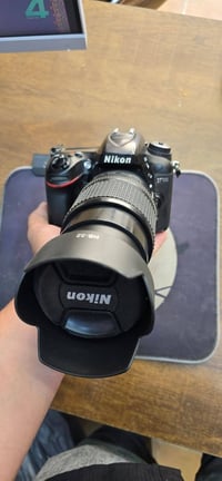 كاميرا نيكون موديل D7100  مع عدسة 18-140 مع كامل ملحقات حقيبة ورام وحز...