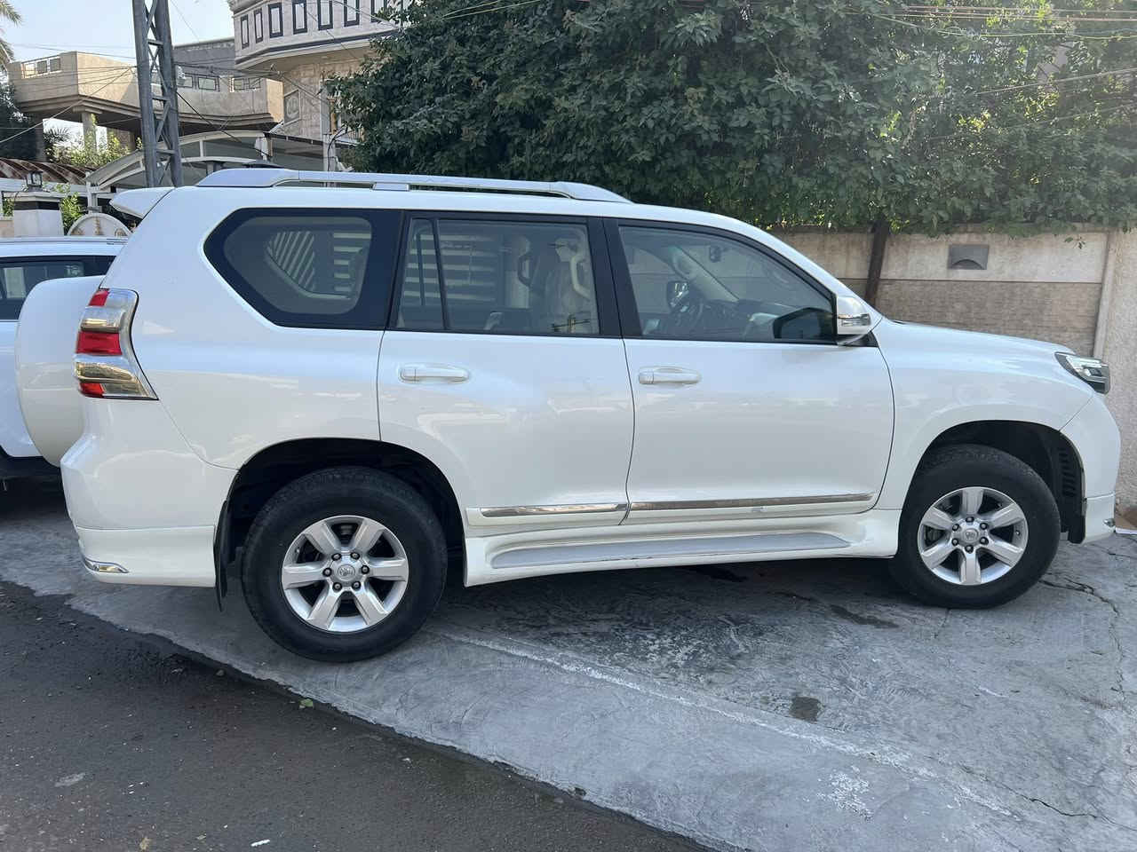 برادو موديل 2017 محرك 6 سلندر  دبل تانكي خليجي للبيع
ماشية 130 الف رقم اربيل باسمي تحويل ثاني يوم
بيها شوية بارد موضح بالصور txl  بدون سلايد 
صدر جديد وتخم تاير  السيارة مكفوله 
السعر 35000$ قابله للتفاوض 
مكان السيارة بغداد 
للتواصل 
***********
