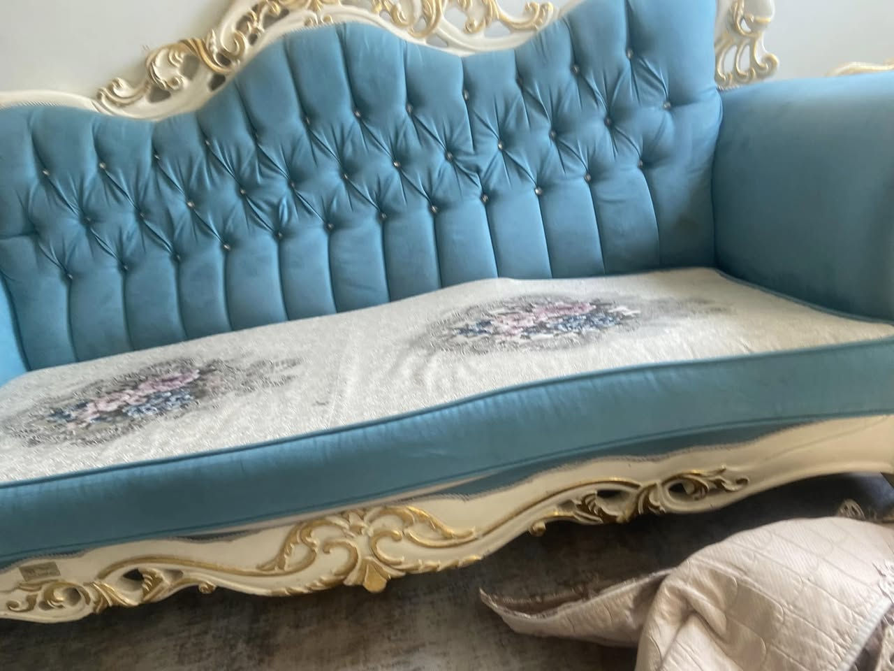 تخم للبيع ٢قطع كبيرة +٤كراسي السعر خاص رقم الهاتف***********
