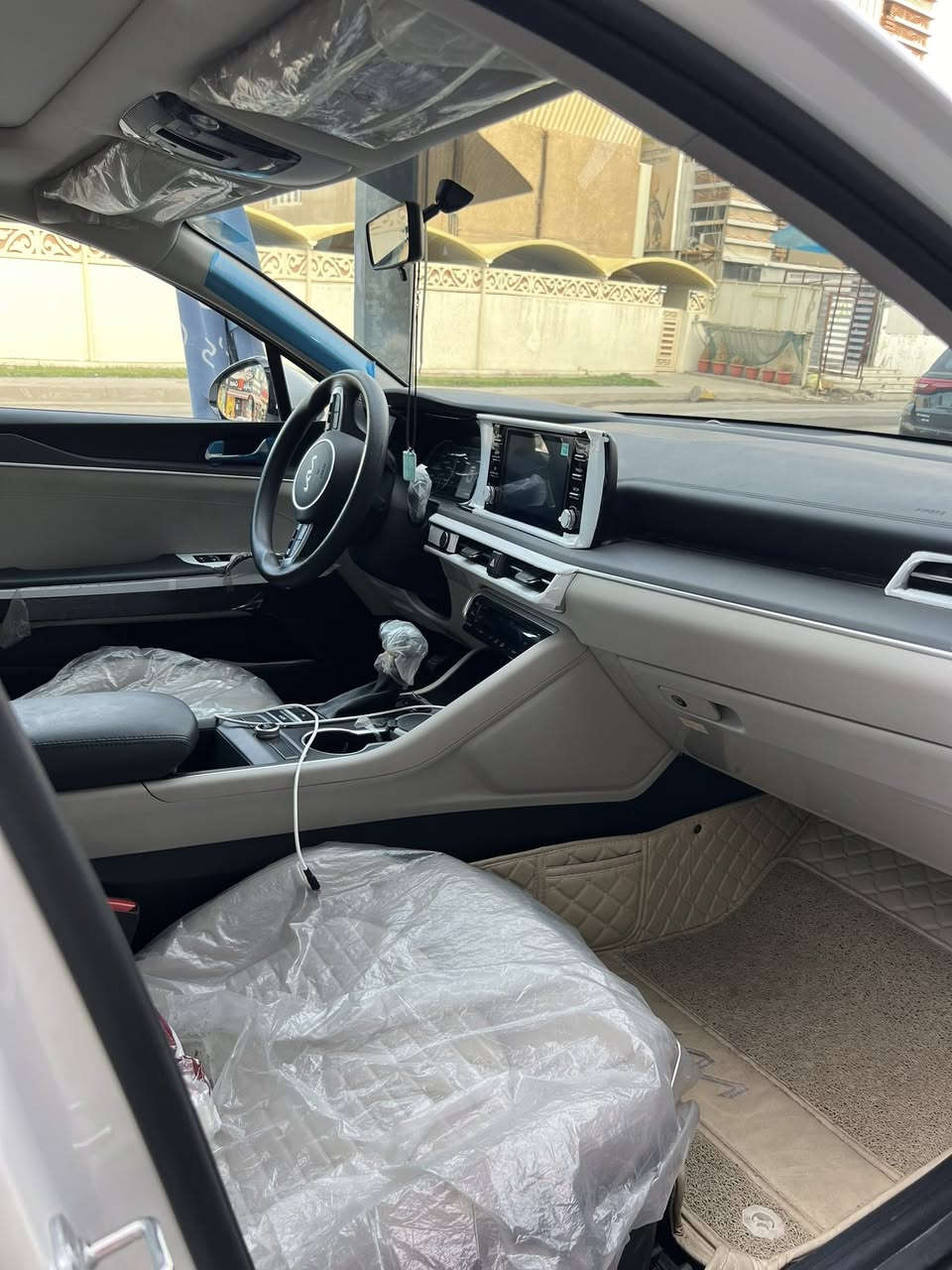 ⸻

🚗 للبيع: KIA K5 موديل 2023 – الوكالة الدولية – مكفولة

سيارة نظيفة جداً، استعمال شخصي، مكفولة من الضربة، وكلشي بيها أصلي.

المواصفات:
 • 📅 الموديل: 2023
 • 🏁 المسافة: 57,000 كم
 • 🏢 الوكالة: الدولية
 • ⚙️ المحرك: 2000 سي سي (دوش)
 • 🔒 مكفولة من الضربة
 • 🎮 تشغيل عن بُعد (Remote Start)
 • 🌙 فتحة سقف بانوراما
 • 🖥️ شاشة كبيرة
 • 📷 كاميرا خلفية
 • 🔑 بصمة تشغيل
 • ❄️ تكييف قوي
 • 🛡️ أنظمة أمان (ABS – Airbags – Traction)

📍 الموقع: بسماية أو زيونة
📞 الهاتف: ***********

💰 السعر: 221 ورقة –
