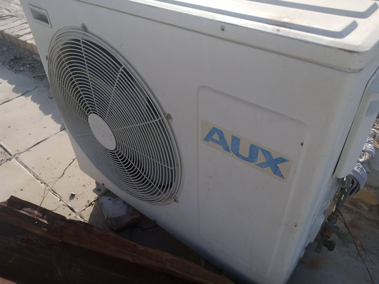 سبلت طنين نوع AUX الاصلي مو الصيني شرط الشغل والتبريد ظمان بيه بسعر مناسب والي ما يعرف AUX يسال اي مصلح عند النوعيه الي شراي هدا  رقمي ***********
