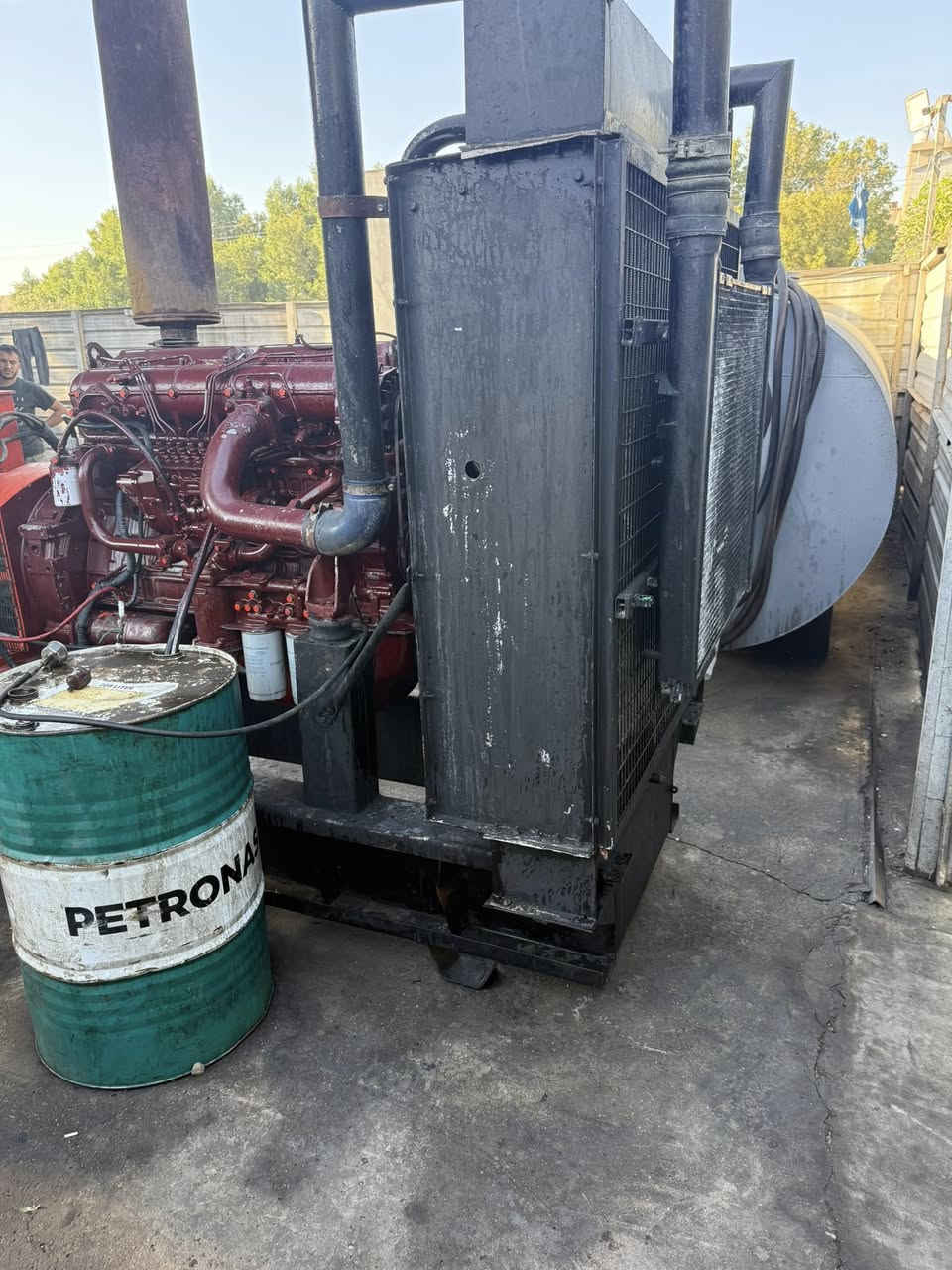 سلام عليكم افيكو 37 سوبر وصط ستندر المكينه لابخار ولاتنقيص مجفته جديد اصلي توليد 350 كيفي اصلي سلنفور شاصي عالي راديتر 140 كلر خارجي نضام حمايه مولد جاهزه عل حمل مكانه بغداد سيديه ***********
