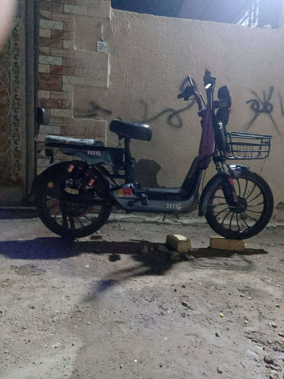 سلام عليكم دراجه شحن للبيع بطاريات جدد ما ناقصها اي شي سويجين وبصمتين اشاير يمين ويسار مكان ناصريه مركز سعر 260 وبيها مجال ***********
