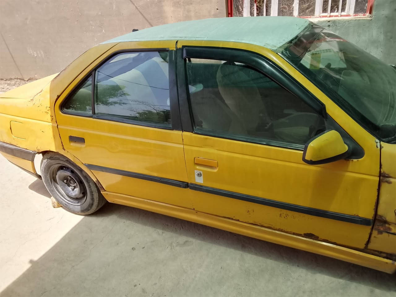 بيجو 405مكينه وكير كفاله كهربائيات شغاله حداديه وسط بيع ومراوس السعر 13قفل مكان السياره الديوانيه الحمزه ***********
