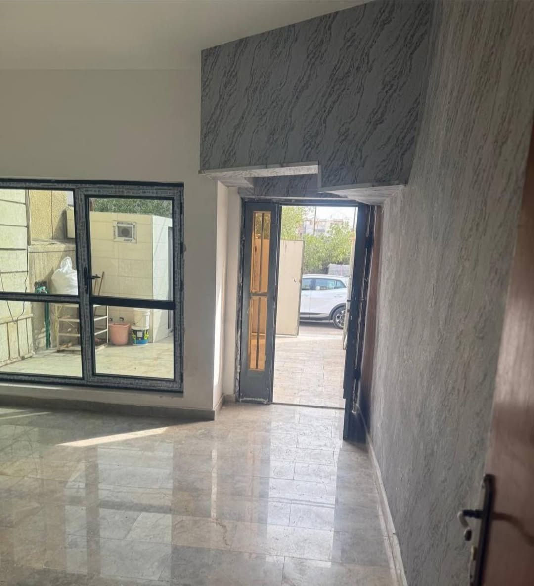 🏡✨ منزل مميز للبيع ✨🏡
📍 قرب جسر البنوك – الضباط

موقع راقٍ وهادئ جدًا، مناسب للسكن العائلي

📐 التفاصيل:

▪️ المساحة: 105 م²

▪️ الجبهة: 5.25 م

▪️ النزال: 20 م

▪️ المنزل فارغ حاليًا وجاهز للتسليم

🏠 مواصفات المنزل:

🛏️ ثلاث غرف نوم سويتات

🛋️ صالة مريحة

🍽️ مطبخ

🚗 جراج سيارة

🌿 مميزات إضافية:

✅ لا يوجد مقابل البيت ( جار )

✅ موقع هادئ جدًا

✅ قريب من الخدمات والأسواق

📞 للمعلومات والمعاينة:

الاتصال مباشرة.*********** 

السعر 380 مليون مع المجال 

❓ تحب تسكن بمكان هادئ وقريب من كل شيء؟

📩 راسلنا الآن ولا تفوت الفرصة

