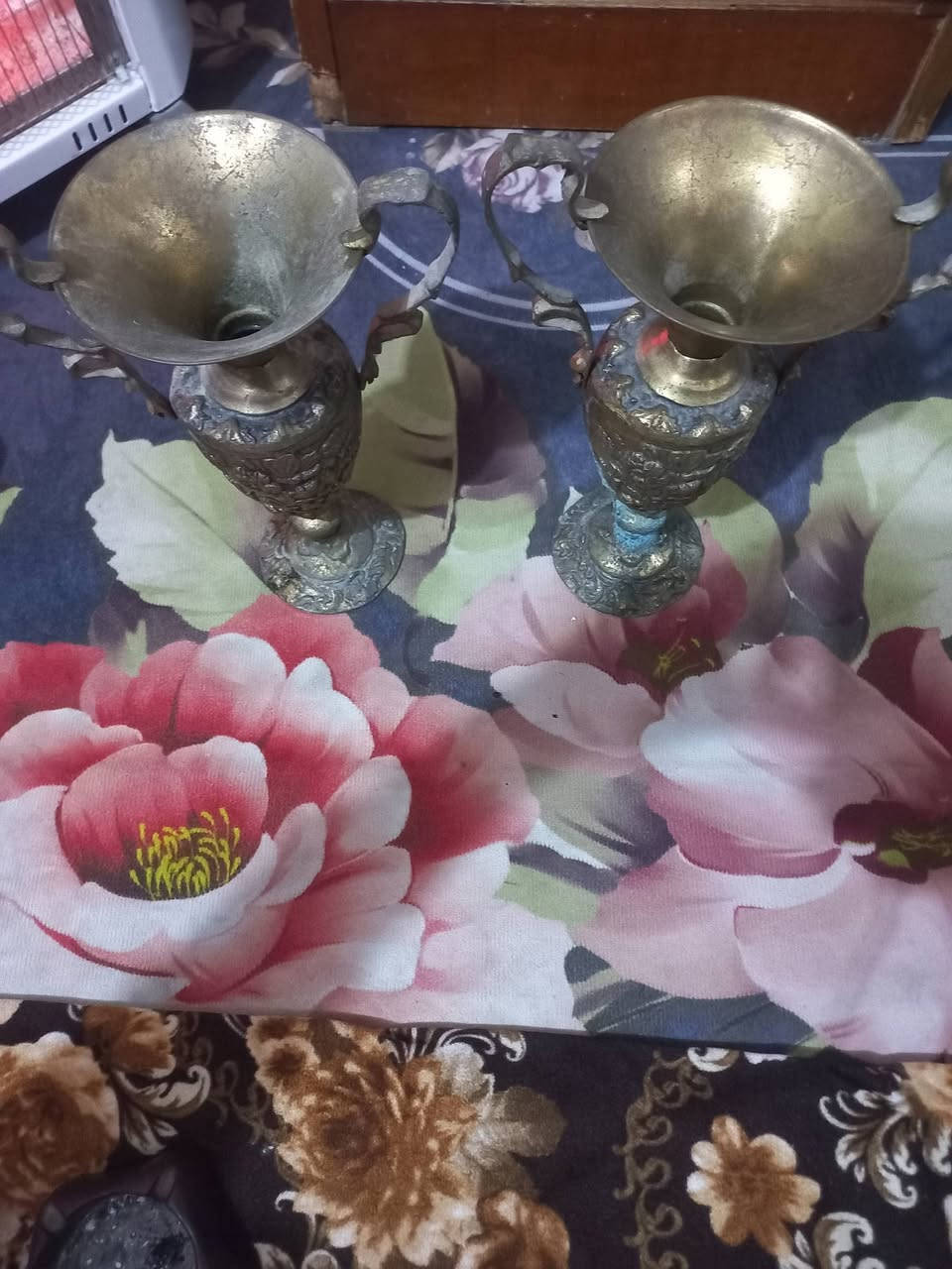 سلام عليكم متاح مزهريه نحاس انتيكه قديمه حيل مكاني زوج  كربلاء وزنها كيلو ونص  *********** سعر 80وبهن مجال نحاس
