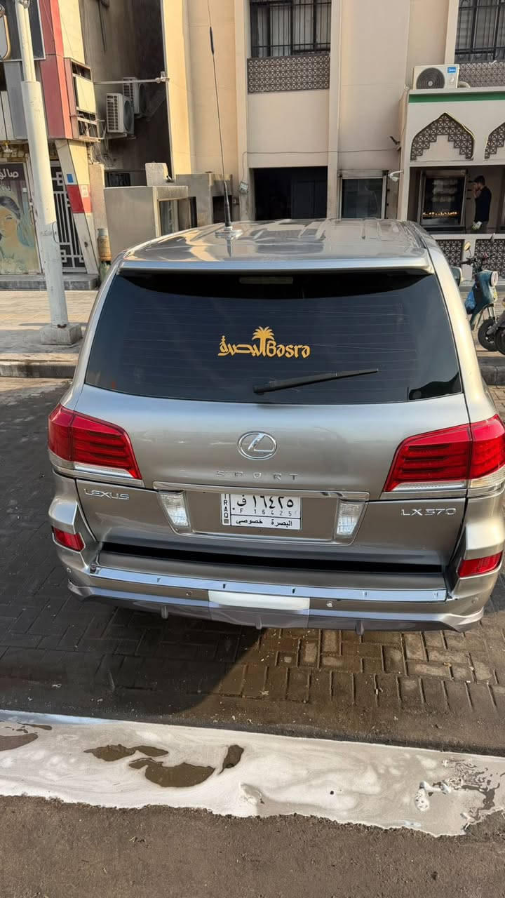 للبيع لكزز LX570 2009 باسمي مصبوغة عام حادثهه طايحة عليها سقيفه البيت مكينة كير حدادة تبريد كلشي تمام والسيارة جاهزه محدثة 2015 من الخارج تريدهه ب هذا الويل او تريده بالويل بالبلادي للاستفسار على الرقم فقط لان مكلف بالنشر ***********  البصرة سنوية 
بأسمي تحويل مباشر السعر 280 وبيها مجال للشراي 
بيع فقط بدون مراوس
