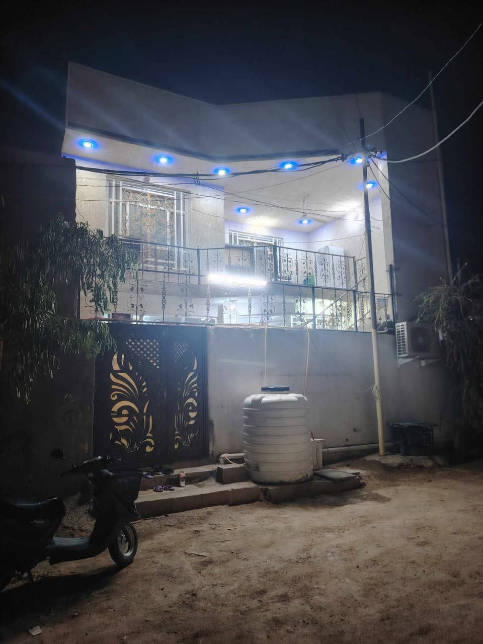 السلام عليكم دار للبيع المكان كربلاء طريق بغداد كربلاء عمود 115 مقابيل جامعة وارث الأنبياء البزل الرئيسي يبعد عن الجامعة كيلو مساحة الدار 120متر تحت البناء طابقين يحتوي الدار على ثلاث غرف نوم وصالتين واستقبال كبير وحمامات خارجيه وداخليه عدد 3 طابو زراعي قرار محكمه سند 25 السعر 95 مليون وبي مجال بسيط لشراي للستفسار الاتصال على الأرقام التالية /*********** /*********** صاحب الدار
