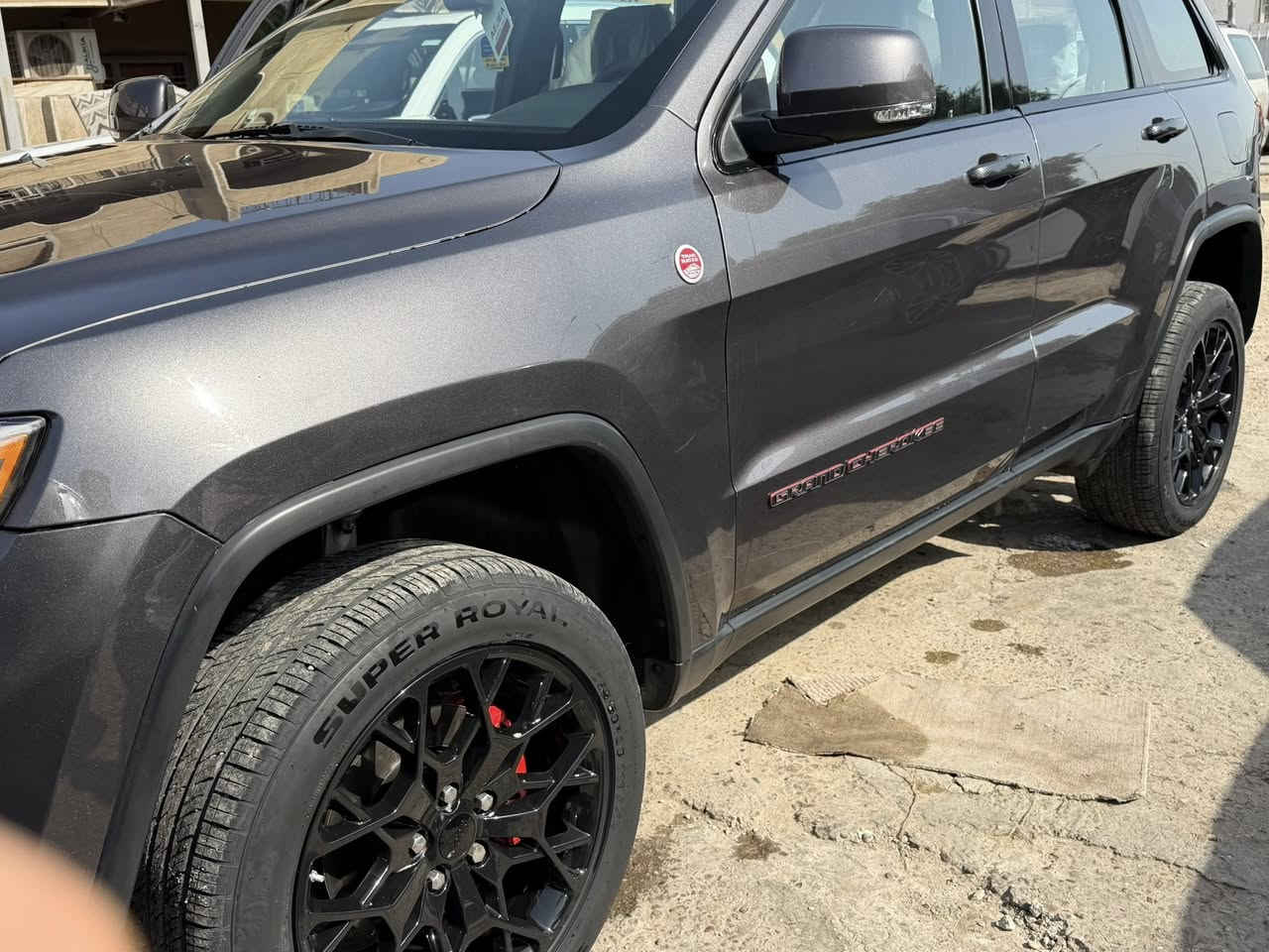 السلام عليكم
جيب لاريدو 2017 وارد أمريكي رقم بغداد 
مكينة 6 سلندر 3600 
مواصفات :- ترايل هوك 
🔹 فتحة سقف
🔹 بصمة تشغيل وابواب وتشغيل عن بعد
🔹شاشة كبيرة
🔹 فور ويل +جكات 
🔹 وضعيات قيادة 
🔹 دواخل اسود 
🔹 تحكم ستيرن 
🔹اوتو ستوب + ايكو 
الضرر واضح بل السونار موجود بل المنشور 
السيارة بغداد

***********
