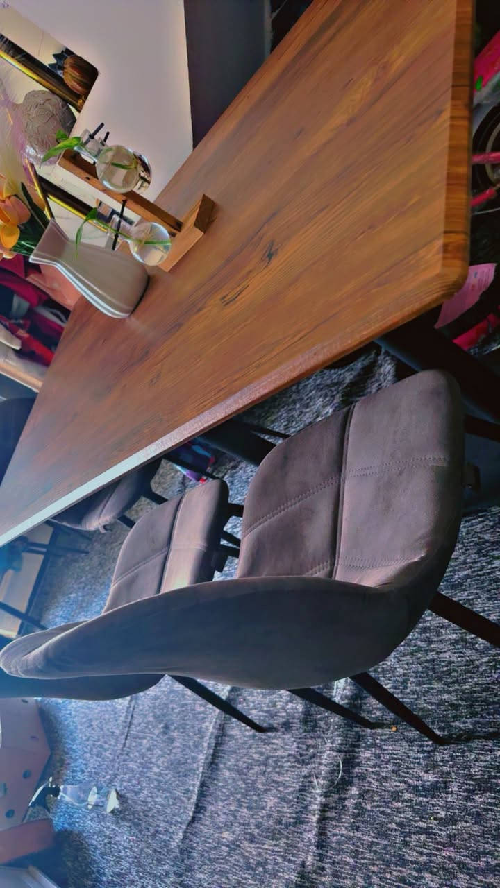 السلام عليكم ميز طعام 6 كراسي للبيع نظيف جداً خشب سعر 130 الف ***********
